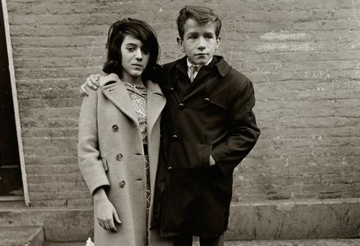 «Pareja de adolescentes en la calle Hudson, N.Y.C.» (1963), de Diane Arbus