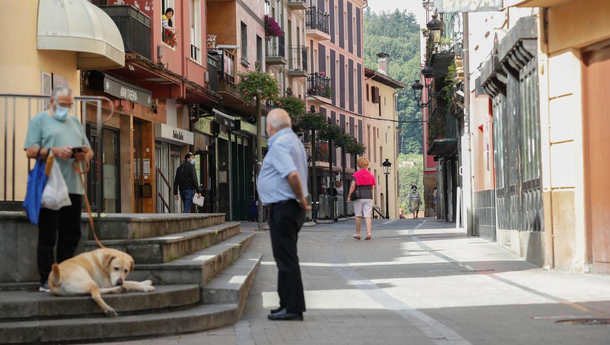 Vecinos de Ordizia conversan en la calle Etxezarreta donde se originó el brote