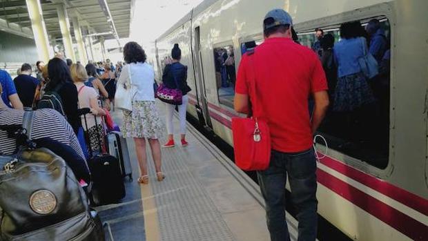 Desalojado de un tren en Alcázar al amenazar con contagiar de coronavirus a los pasajeros