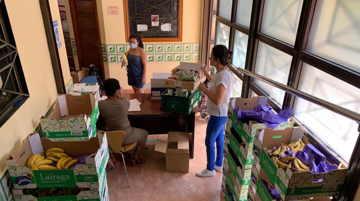 Imagen de uno de los repartos de alimentos en Mislata (Valencia)