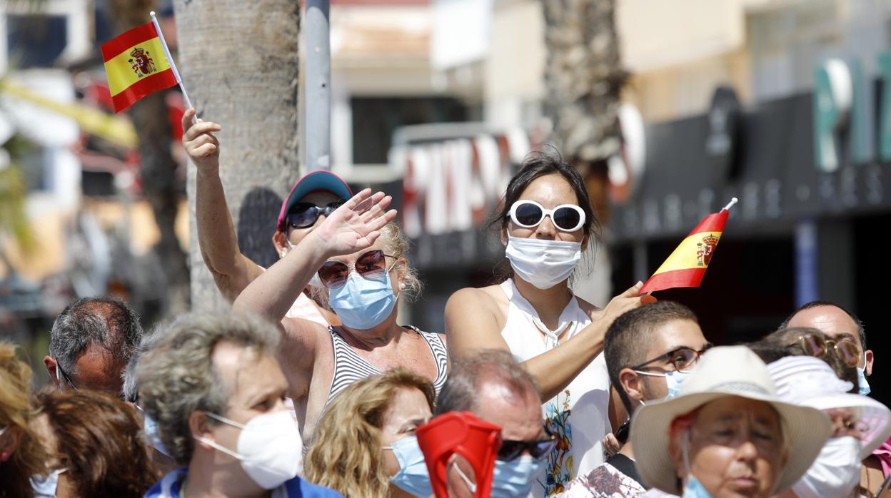 Imagen de un grupo de personas esperando a los Reyes de España en su visita a Benidorm