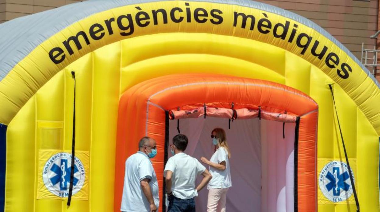 Entrada del hospital de campaña instalado junto al Arnau de Vilanova para reforzar la atención sanitaria