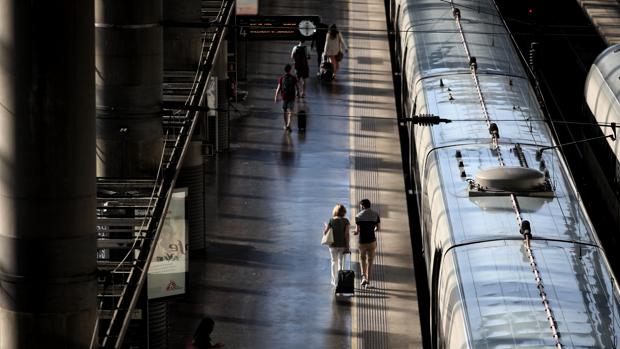 Un hombre, herido de gravedad tras precipitarse desde el tejado de Atocha a la vía y golpear la catenaria