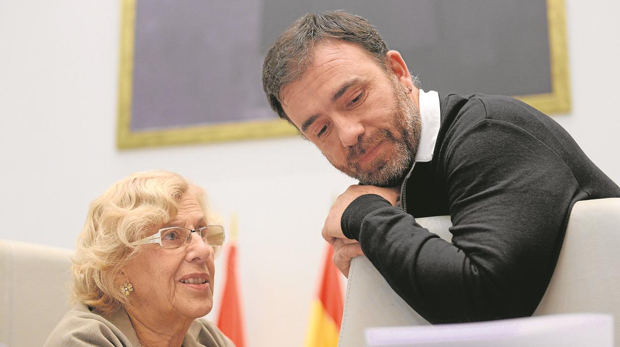 La exalcaldesa Manuela Carmena; y el anterior delegado de Coordinación Territorial, Nacho Murgui