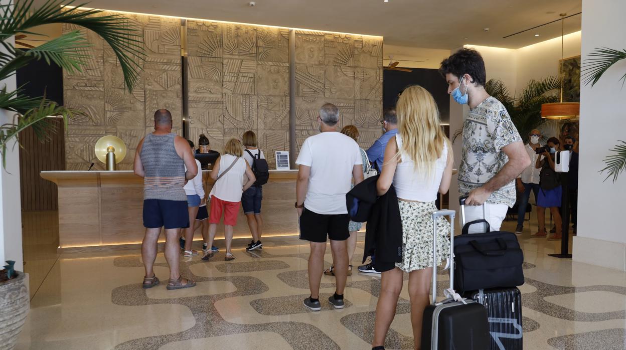 Imagen de los primeros turistas en la reapertira del Hotel H10 Porto Poniente de Benidorm