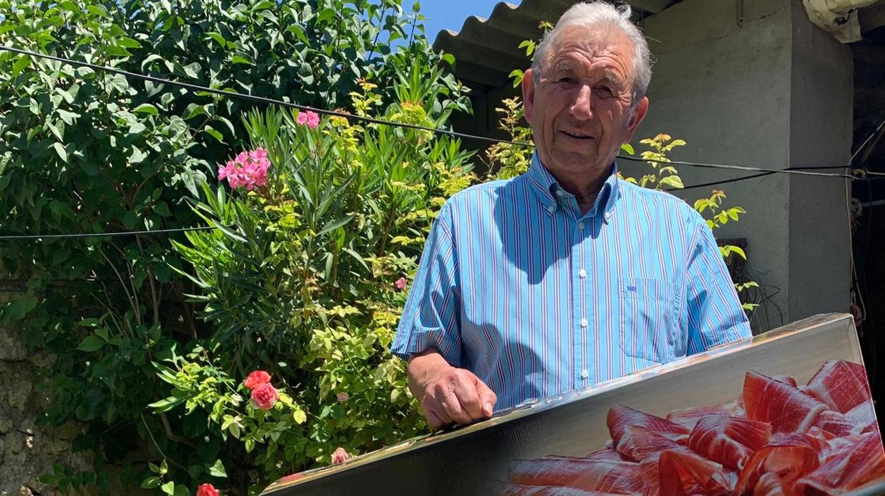 El alcalde de La Mudarra (Valladolid), Víctor González, posa con una de las paletillas que se repartieron en el pueblo