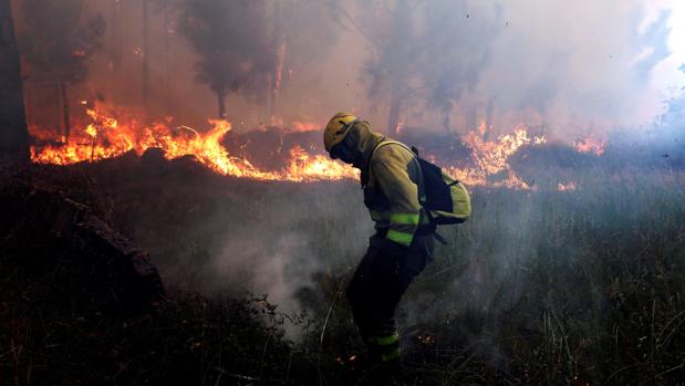 Activo un fuego que ya ha arrasado 60 hectáreas en A Pobra