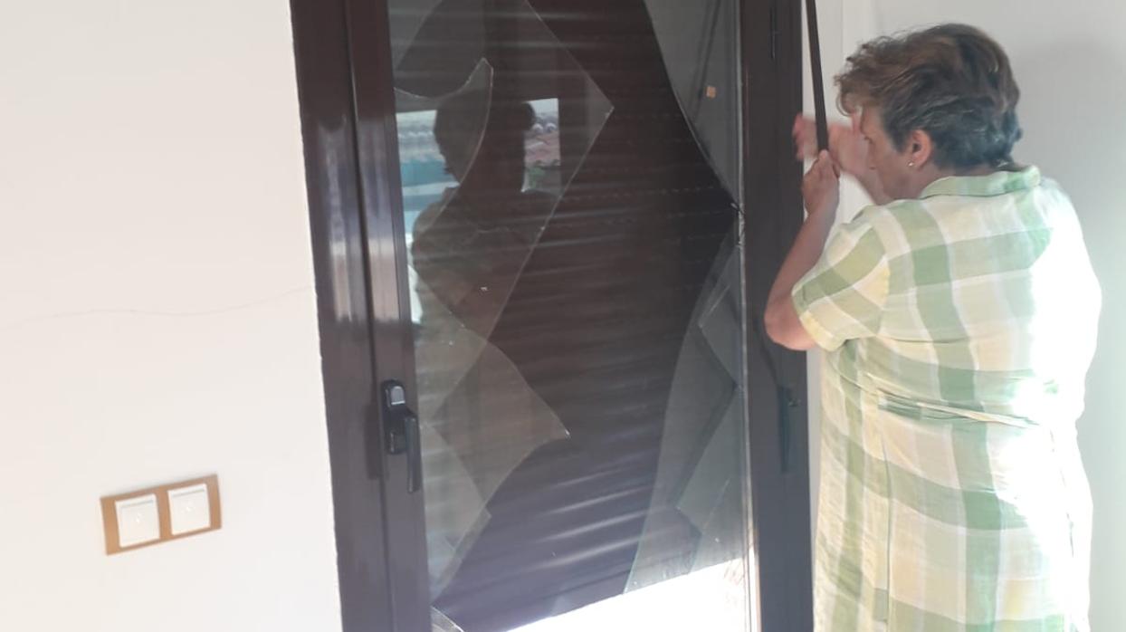 Marisol muestra la puerta por la que entraron dos okupas en su vivienda de Mocejón en junio