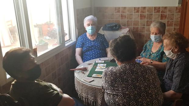 Consejo de abuela: «En mi casa se juega a las cartas con mascarilla»