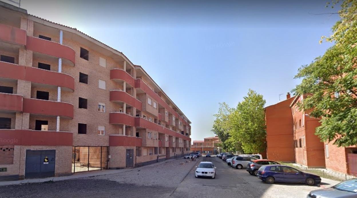 Calle del Clavel de Ocaña. A la izquierda, un enorme bloque con okupas. A la derecha, viviendas de funcionarios de las prisiones de Ocaña