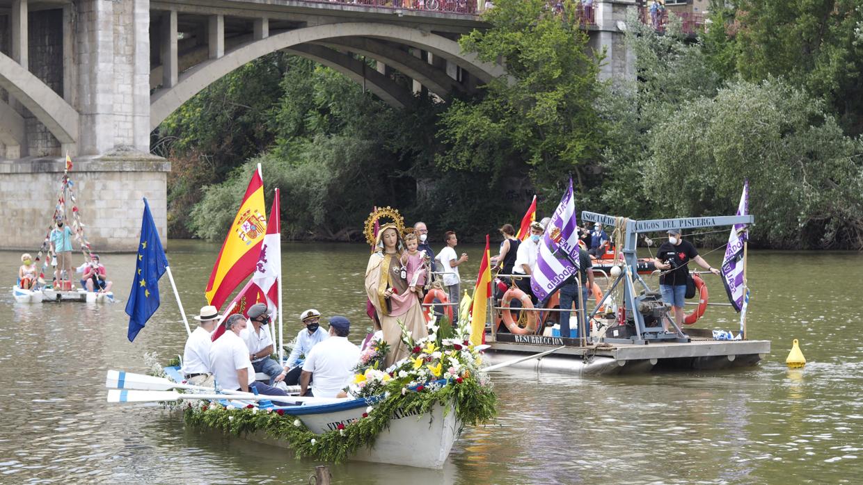 La Virgen del Carmen navega por las aguas del Pisuerga a su paso por Valladolid