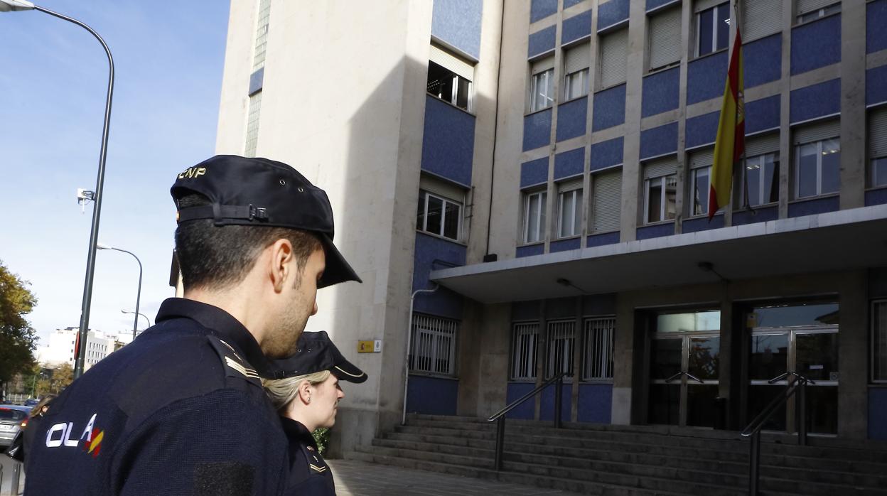 Dos agentes a las puertas de la Jefatura Superior de Policía de Zaragoza