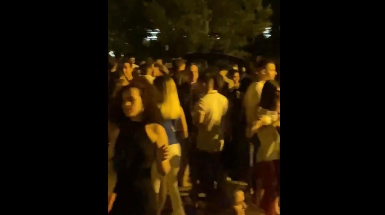 Cientos de jóvenes se han congregado este fin de semana en la Peraleda, sin mascarillas y sin medidas de seguridad