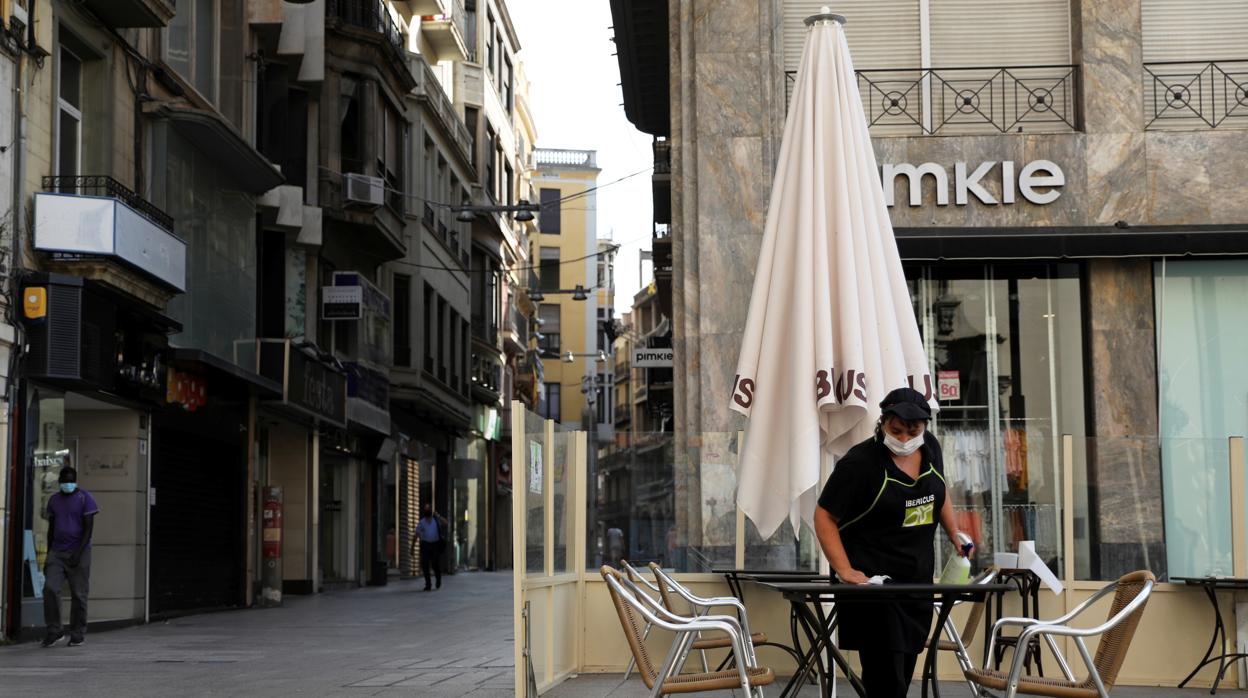 Las calles de Lérida, semidesiertas este lunes, se quedarán sin Sant Jordi