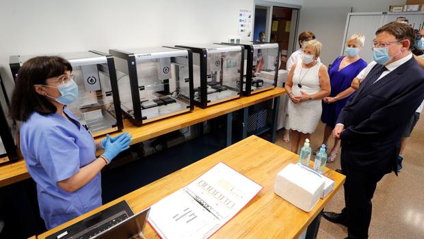 Valencia estrena nuevos «robots» que permitirán hacer dos mil pruebas más al día para detectar el Covid-19