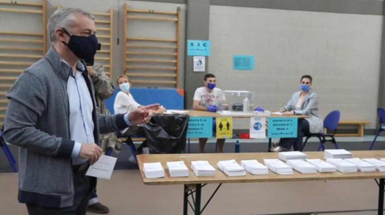 El lendakari Urkullu, ayer, ejerciendo su derecho al voto