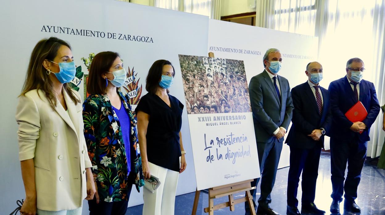 El alcalde de Zaragoza, Jorge Azcón (PP), tercero por la izquierda, durante el acto de homenaje a Miguel Ángel Blanco que celebró este lunes el Ayuntamiento de la capital aragonesa