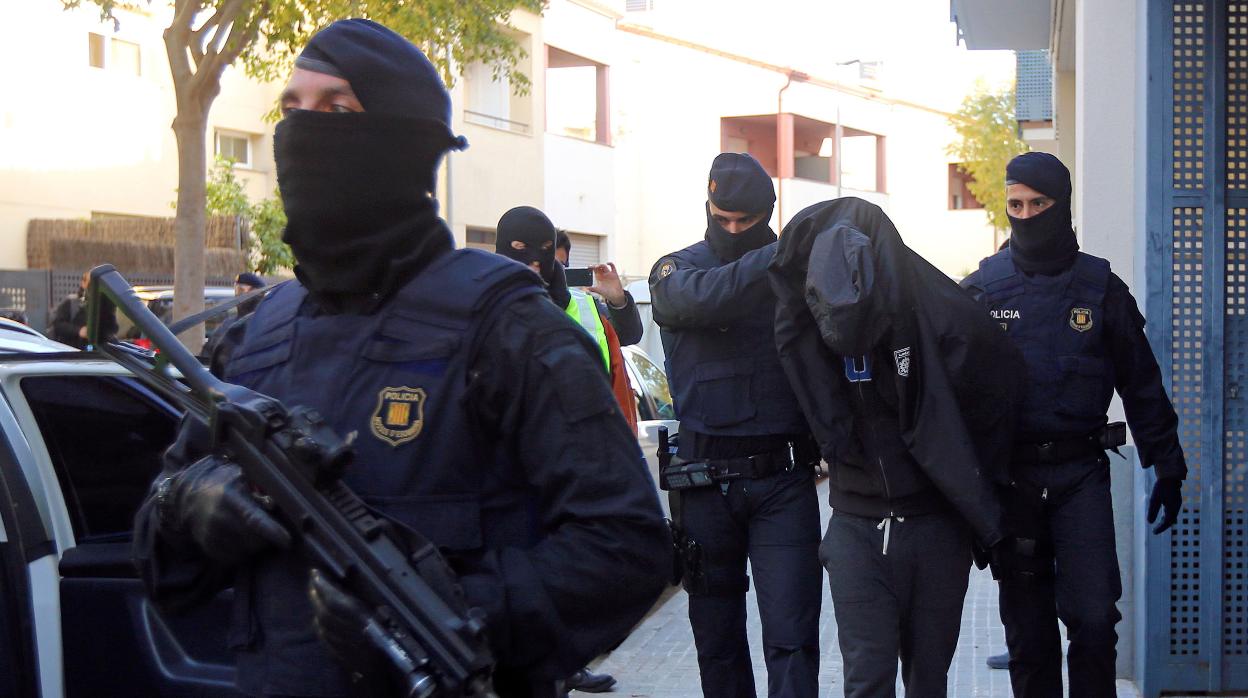 Un detenido por los Mossos, en un operativo anterior en Sant Pere de Ribes en 2017