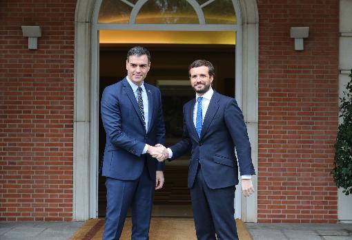 El PSOE también crece en intención de voto pese al «sorpasso» del PP en escaños. El sondeo apuntala el bipartidismo