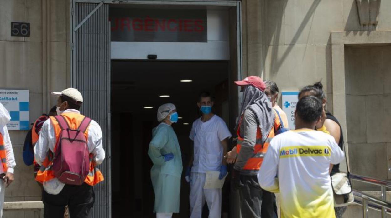 Usuarios, este lunes a las puertas de un ambulatorio en Lérida