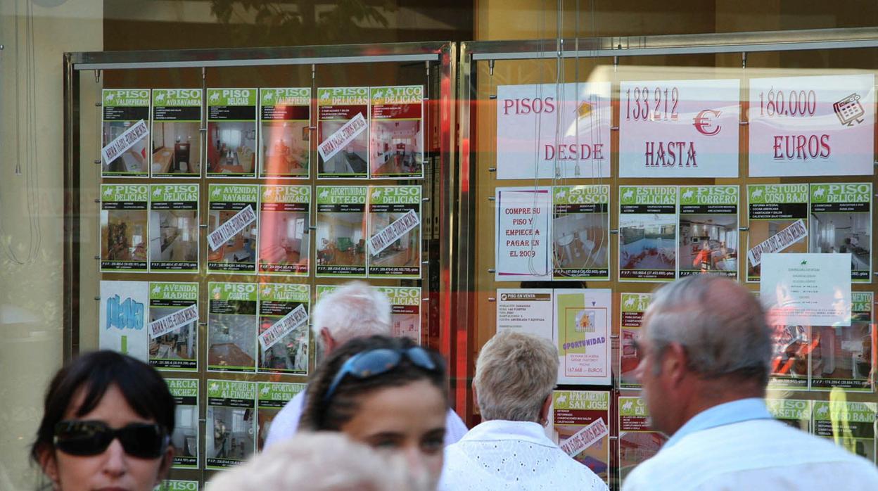 Carteles de viviendas en alquiler y venta en una agencia inobiliaria de Zaragoza