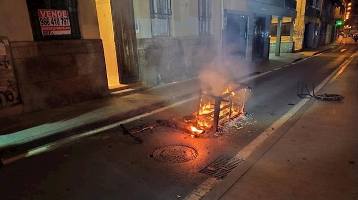 El sofá de la vivienda ardiendo en la calle