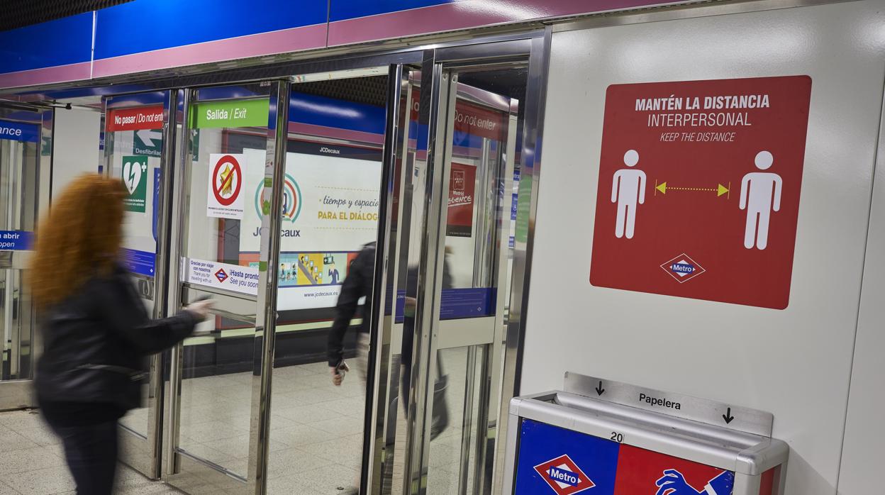 Cartelería en el Metro recordando las medidas de seguridad