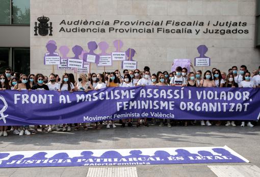 Integrantes del Movimiento Feminista de Valencia protestan durante la celebración del juicio