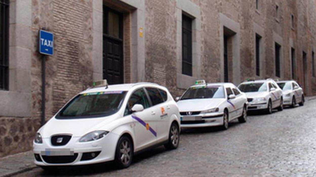 Parada de taxis en la cuesta de Carlos V en Toledo