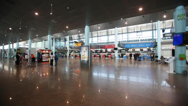 Aislados 12 pasajeros de un vuelo que llegó a Vigo desde Madrid el sábado tras detectarse un positivo