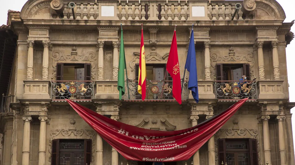 El pañuelo sanferminero con el eslogan Los Viviremos ha sido retirado de la fachada del Ayuntamiento.