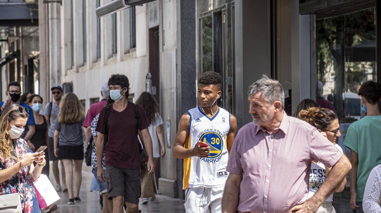 Imagen de un grupo de viandantes tomada en el centro de Valencia