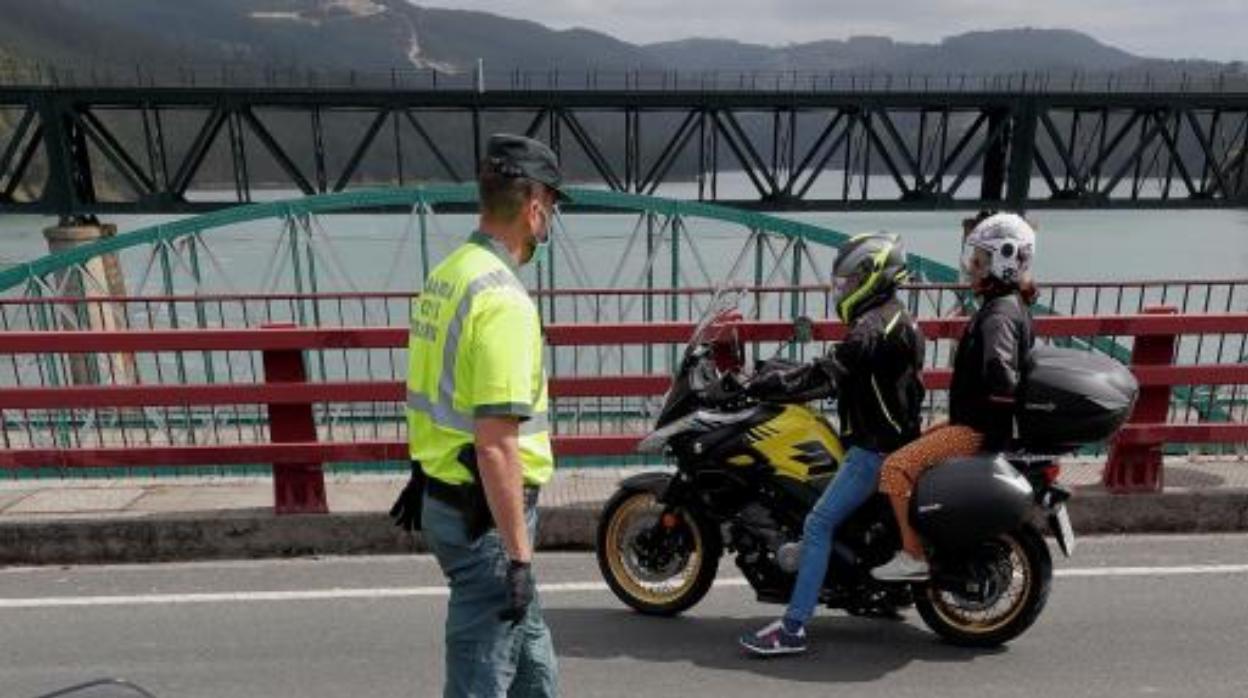 Un guardia civil controla el tráfico en Lugo