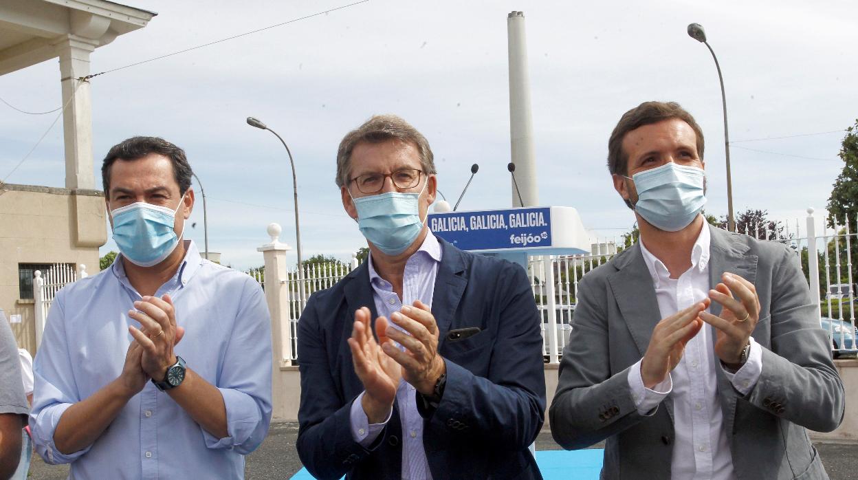 Pablo Casado, con Alberto Núñez Feijóo y Juanma Moreno, en la campaña electoral gallega