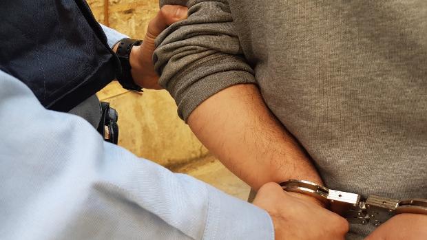 Seis detenidos por apalear y herir de gravedad a un mosso en Premiá de Mar