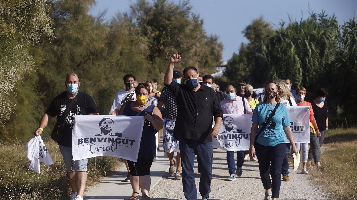 Junqueras, seguido de fieles independentistas, en su primer día de semilibertad en San Vicente dels Horts