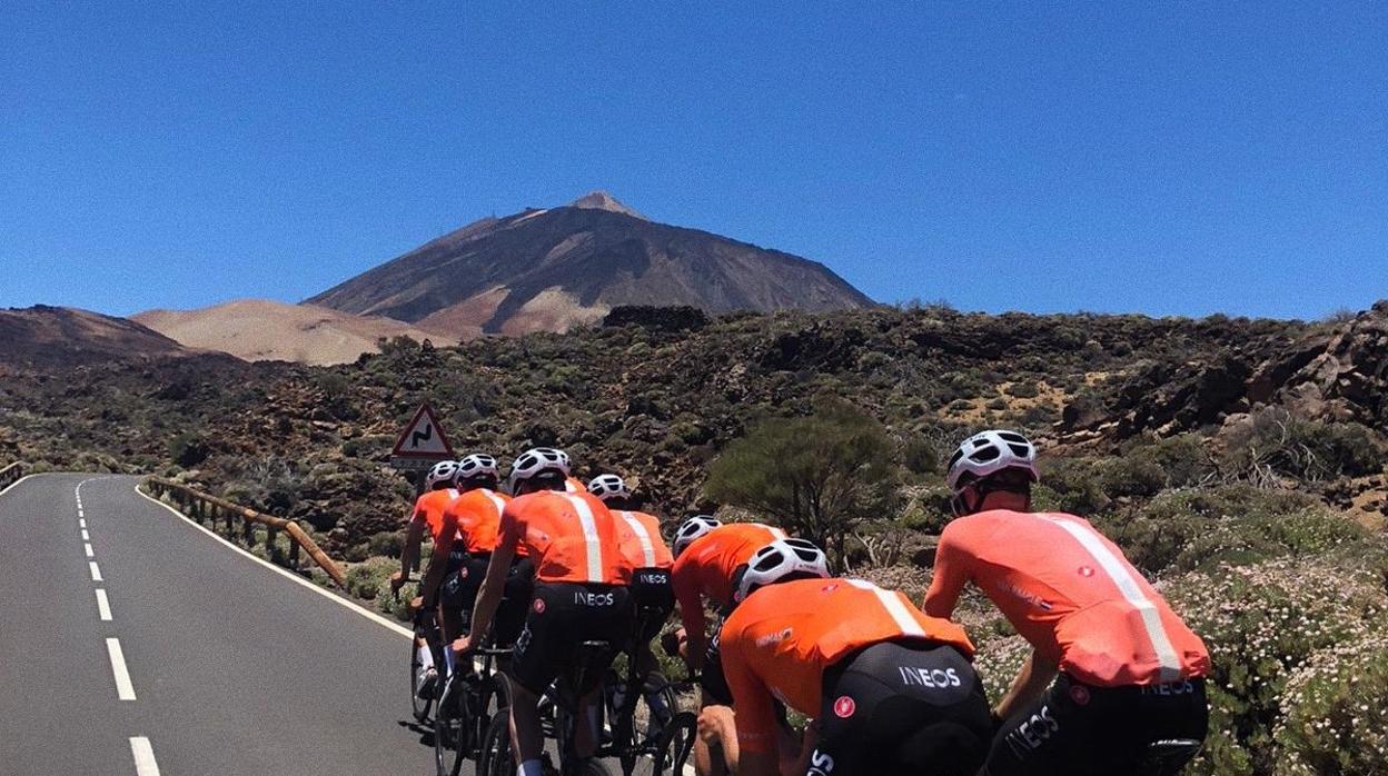 El Ineos en una ruta de entrenamiento por el Parque Nacional del Teide