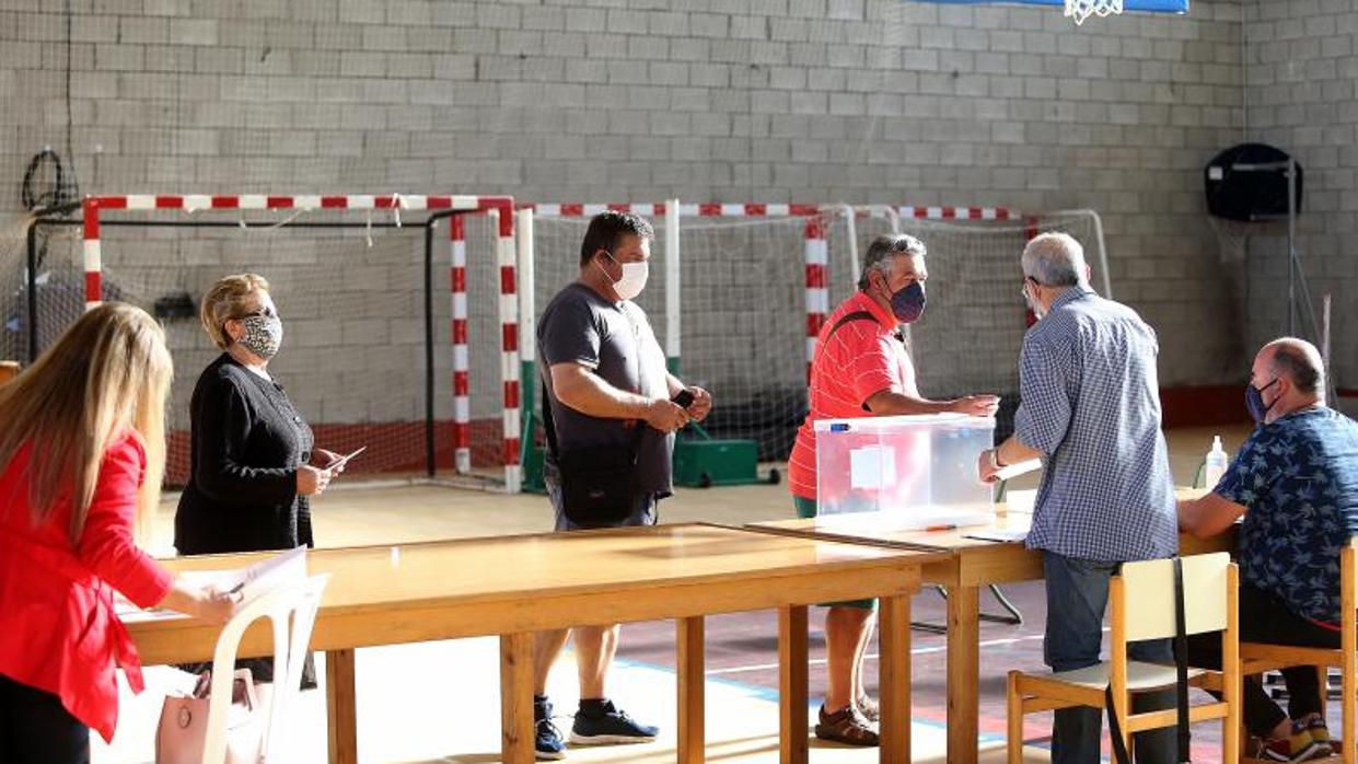 Votaciones en un colegio electoral de A Illa de Arousa el pasado domingo