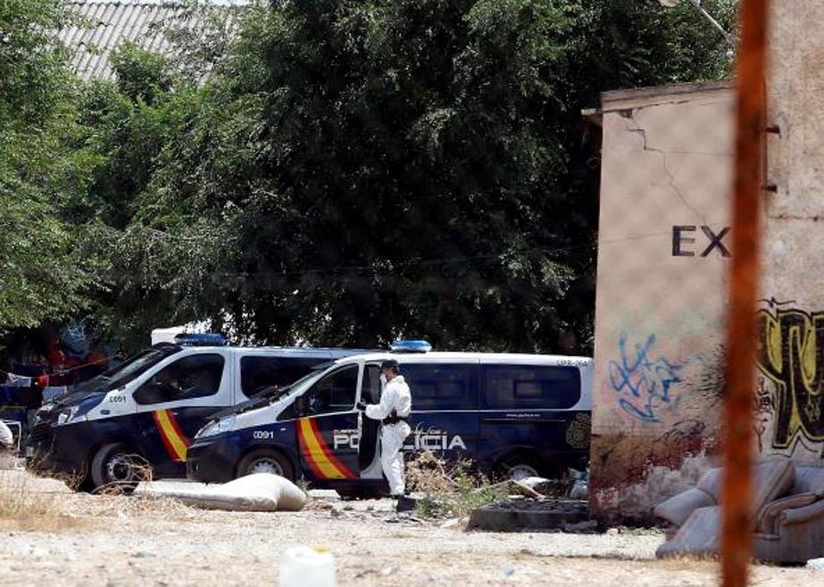 El asentamiento está situado en la carretera de las Peñas