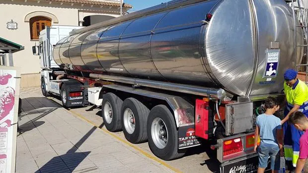 Camiones cisterna llevan agua a pueblos de Cuenca con problemas de suministro