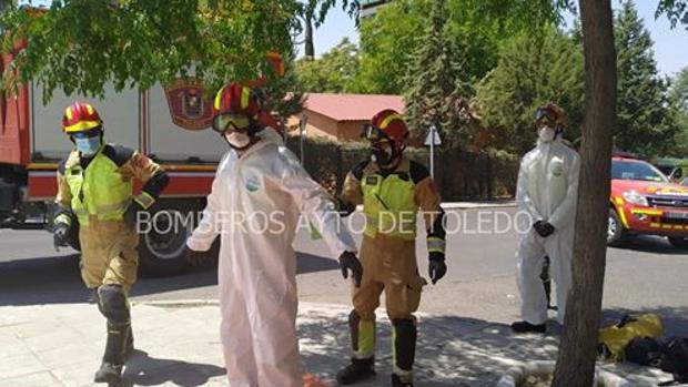 Los bomberos auxilian a un mayor enfermo en su vivienda del Polígono de Toledo