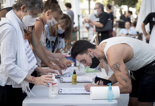 Los comerciantes recaban firmas, este domingo, en la plaza de Cascorro