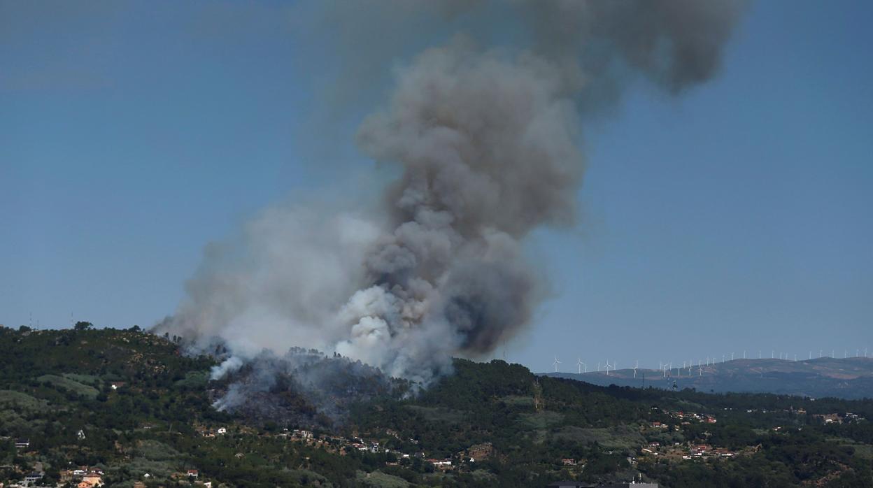 Incendio en la zona de Canibelos, en Orense