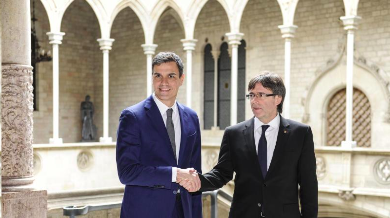 Pedro Sánchez y Carles Puigdemont, en el Palacio de la Generalitat el 15 de marzo de 2016