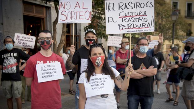 Tercera protesta de los comerciantes de El Rastro: «Queremos nuestras ubicaciones habituales»