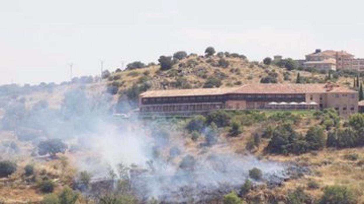 Trece bomberos que han llevado a cabo las labores de control y extinción del fuego