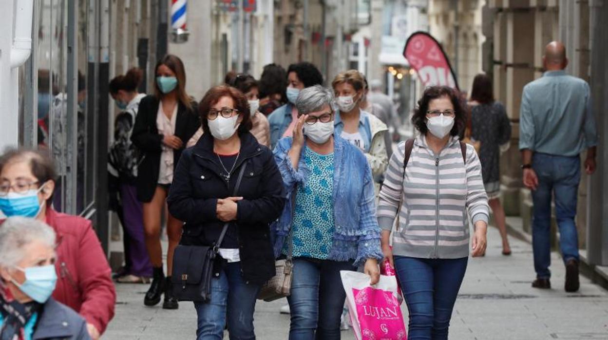 Personas paseando con mascarillas en la localidad de Viveiro, en A Mariña lucense