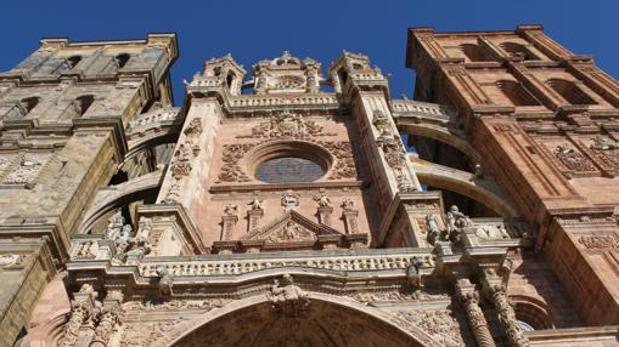 La Catedral de Astorga despide esta semana al obispo emérito Camilo Lorenzo con cuatro funerales