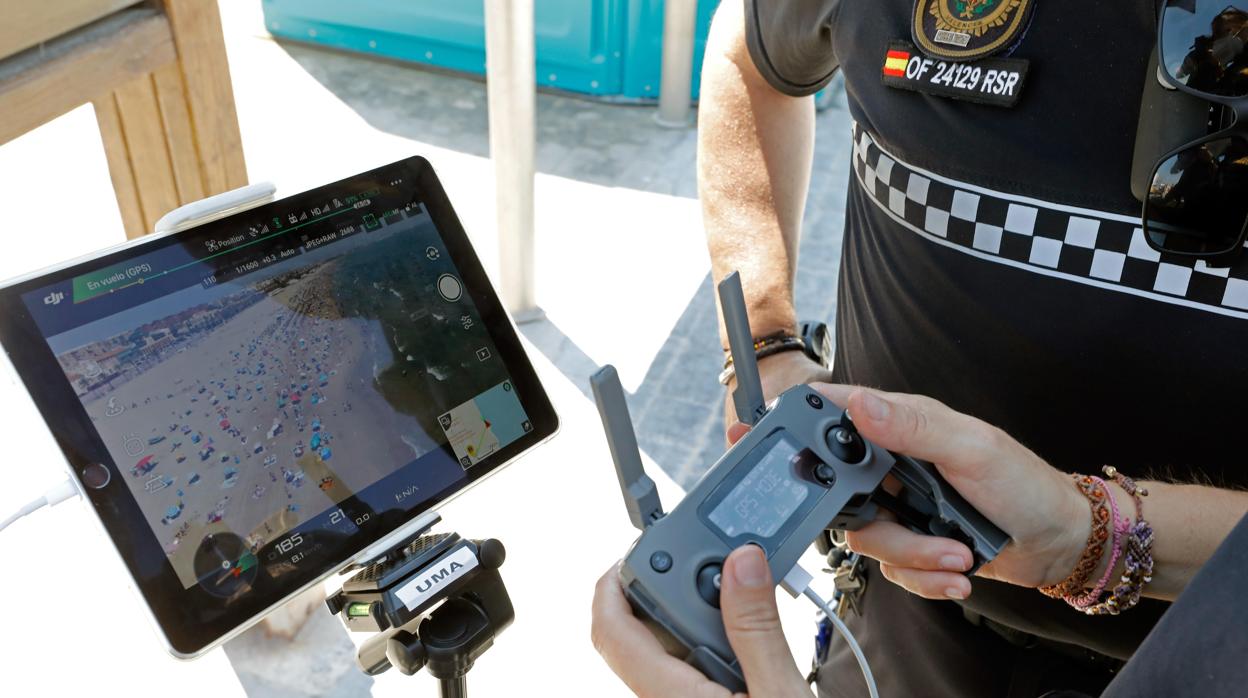 Imagen de la Policía Local de Valencia vigilando el aforo y el uso de mascarilla con un dron en la playa de la Malvarrosa