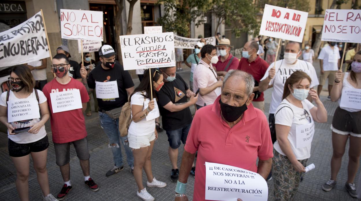 Los comerciantes de El Rastro, en el tercer domingo consecutivo de protestas